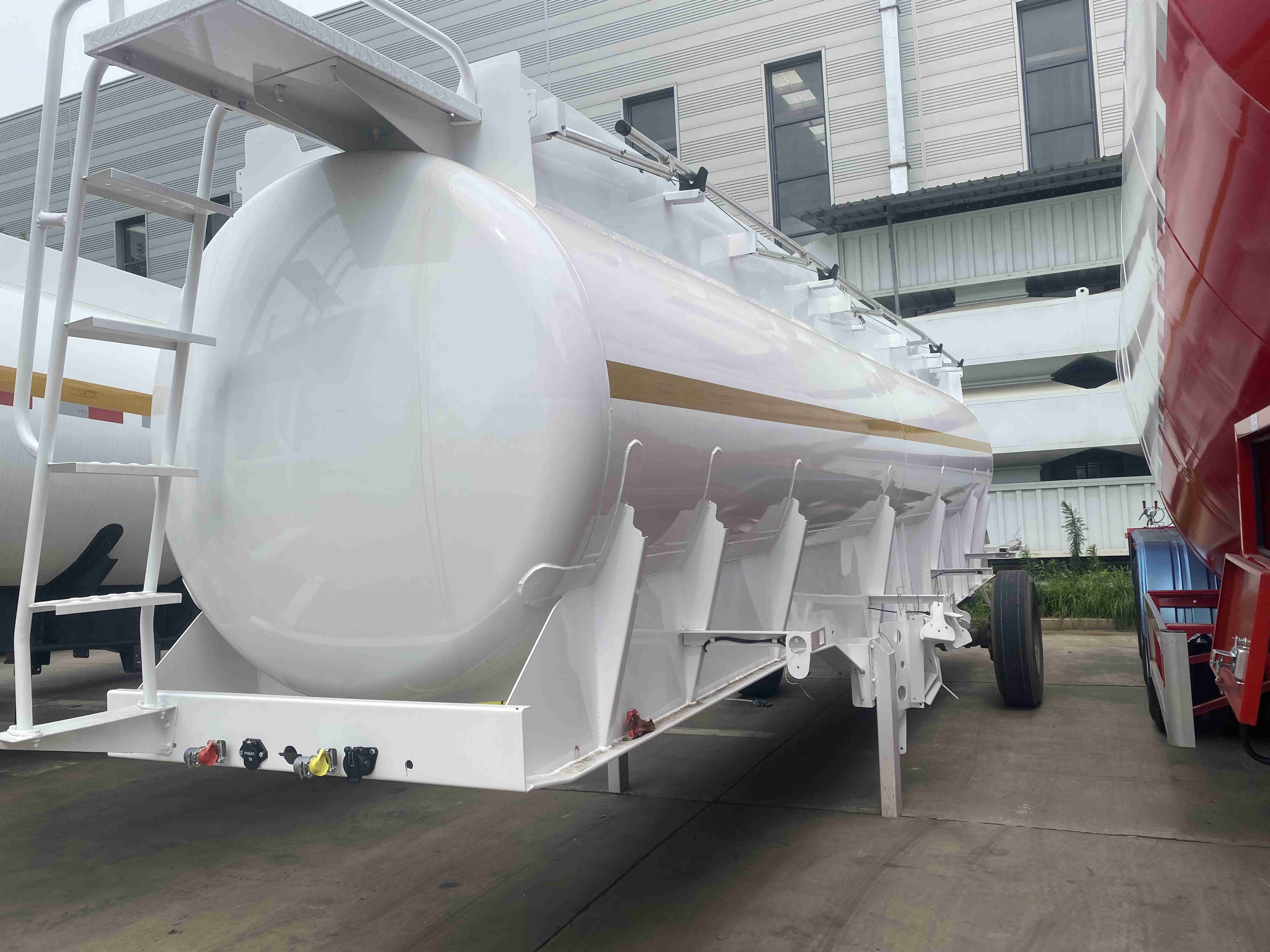 Truck Trailer Solution CIMC Three-Axis Oil Tanker Truck for Safe Transport 30000 kg