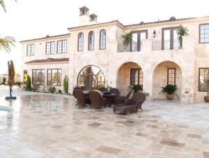 Wholesale Crosscut Filled Outdoor Travertine Patio Tile , Tumbled Travertine Floor Tiles from china suppliers