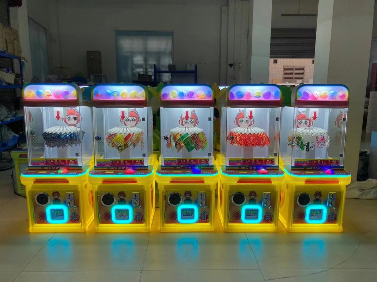 Dreamland Mini Coin Operated Cheap Amusement Gift Game Machine Children Clip Sticker Card Clamp Machine