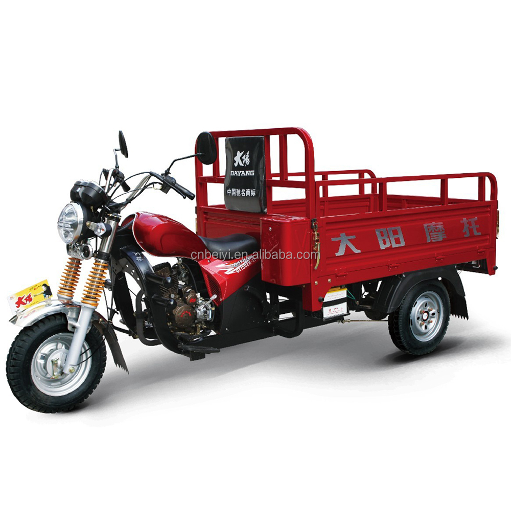 Cool Type Red 200cc Auto Rickshaw with 1000kgs Loading Capacity Top Choice in India