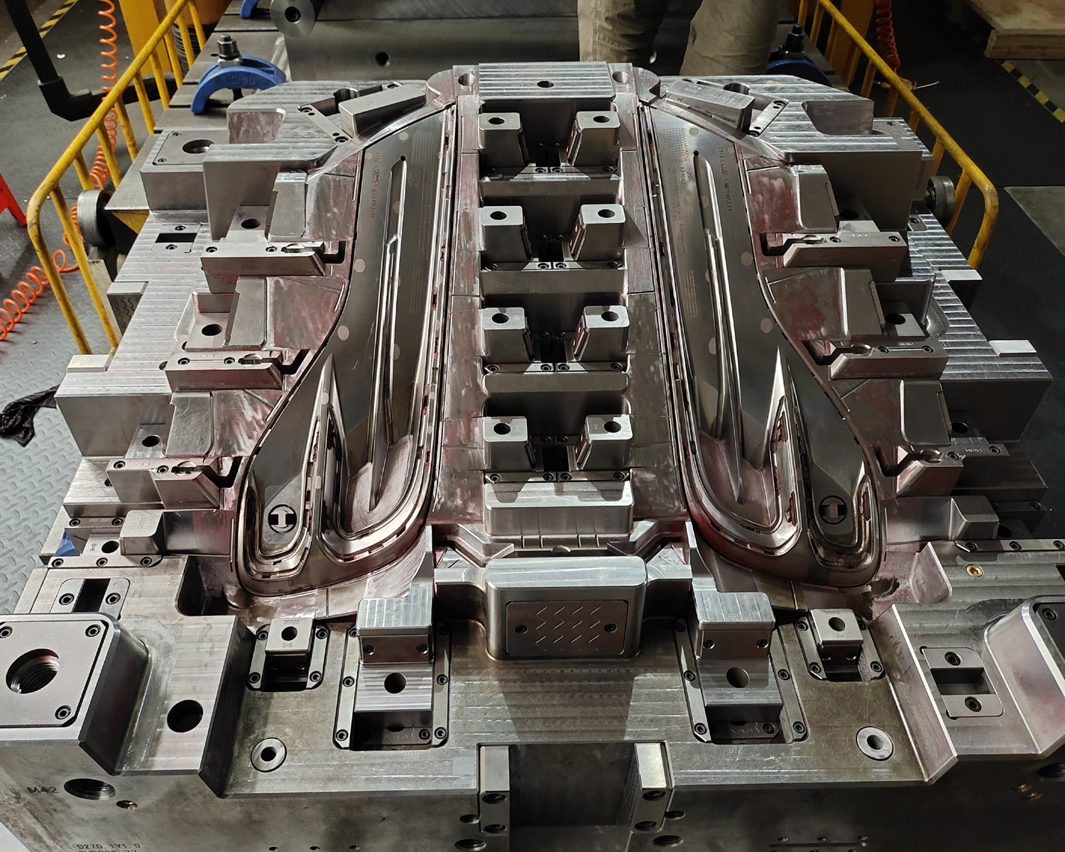 YUDO Hot Runner Auto Parts Plastic Injection Mould Functional Big Size