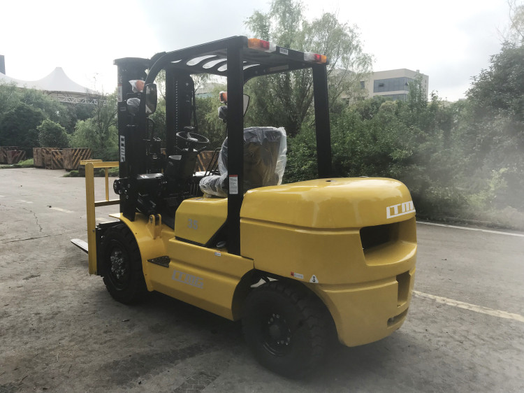 1670mm Long Small Fork Truck , 4.5m 2 Stage Mast Forklift 3.5 Ton 500mm Load Center