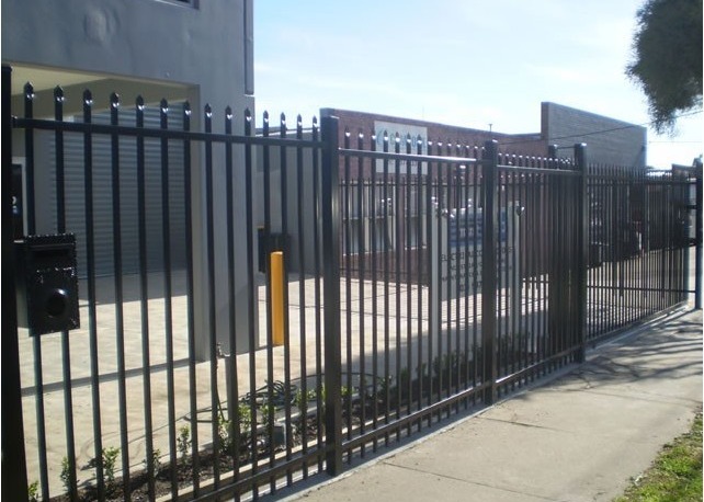 Powder coated Black 1.8x2.0m Steel Tubular Fencing With Crimp Top