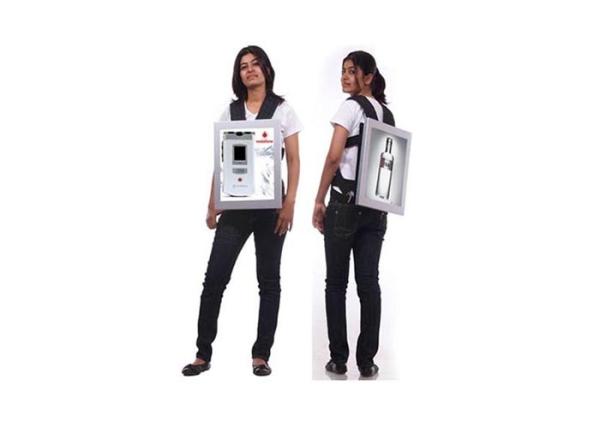 Commercial LCD Display 1000 Nits Wearable Digital Signage TV Backpacks For