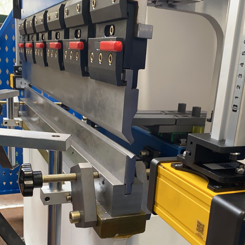 Hydraulic 40T Torsion Bar Press Brakes E21 System NC 1600MM With Guardrail