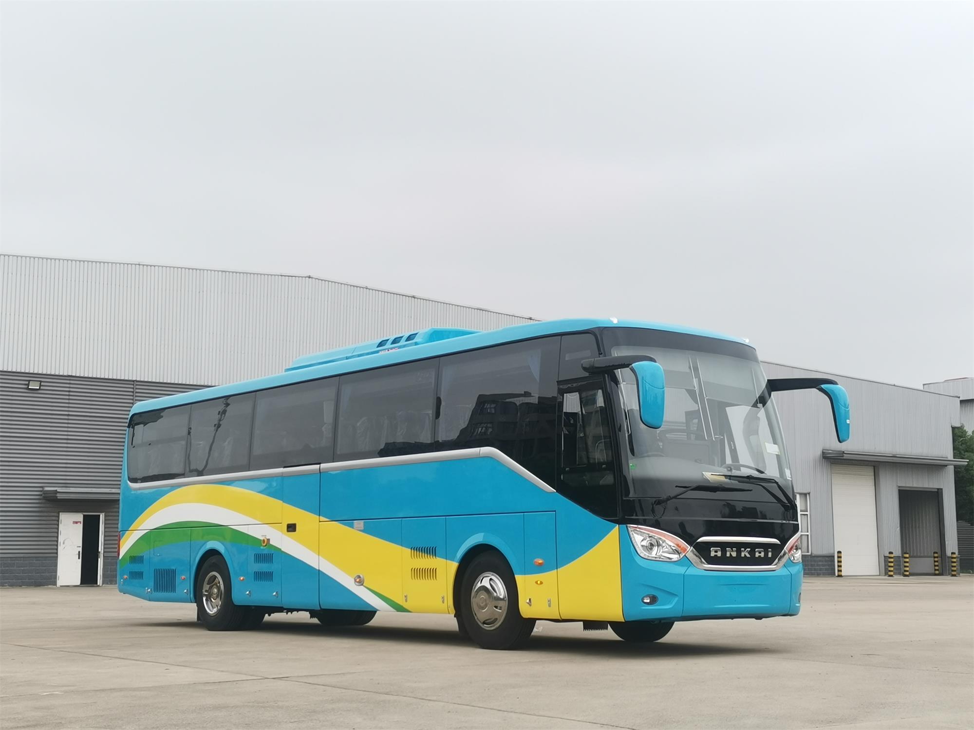 Good Condition Luxury Coach with Euro 4 Emission Standard and Yuichai Engine