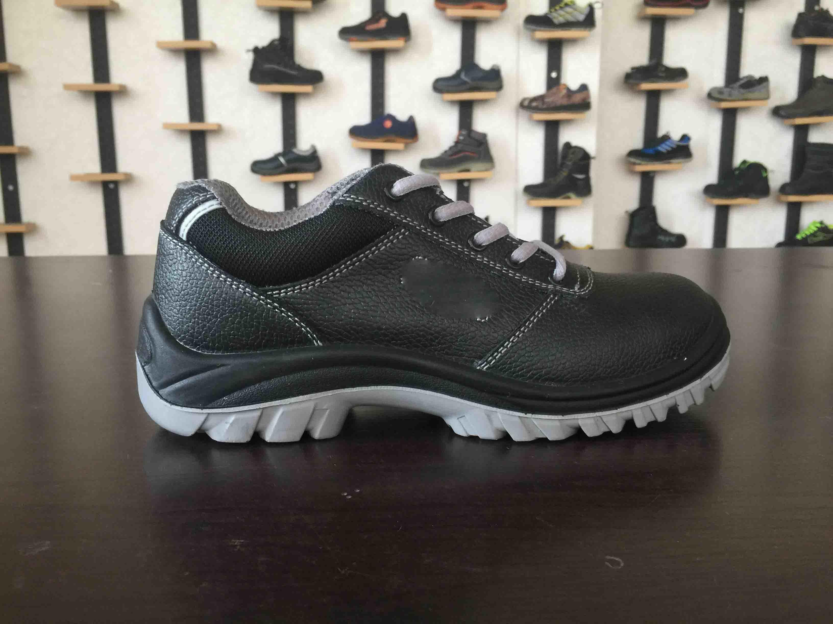 Full Grain Leather Sport Style Safety Shoes Anti Penetration For Office Worker