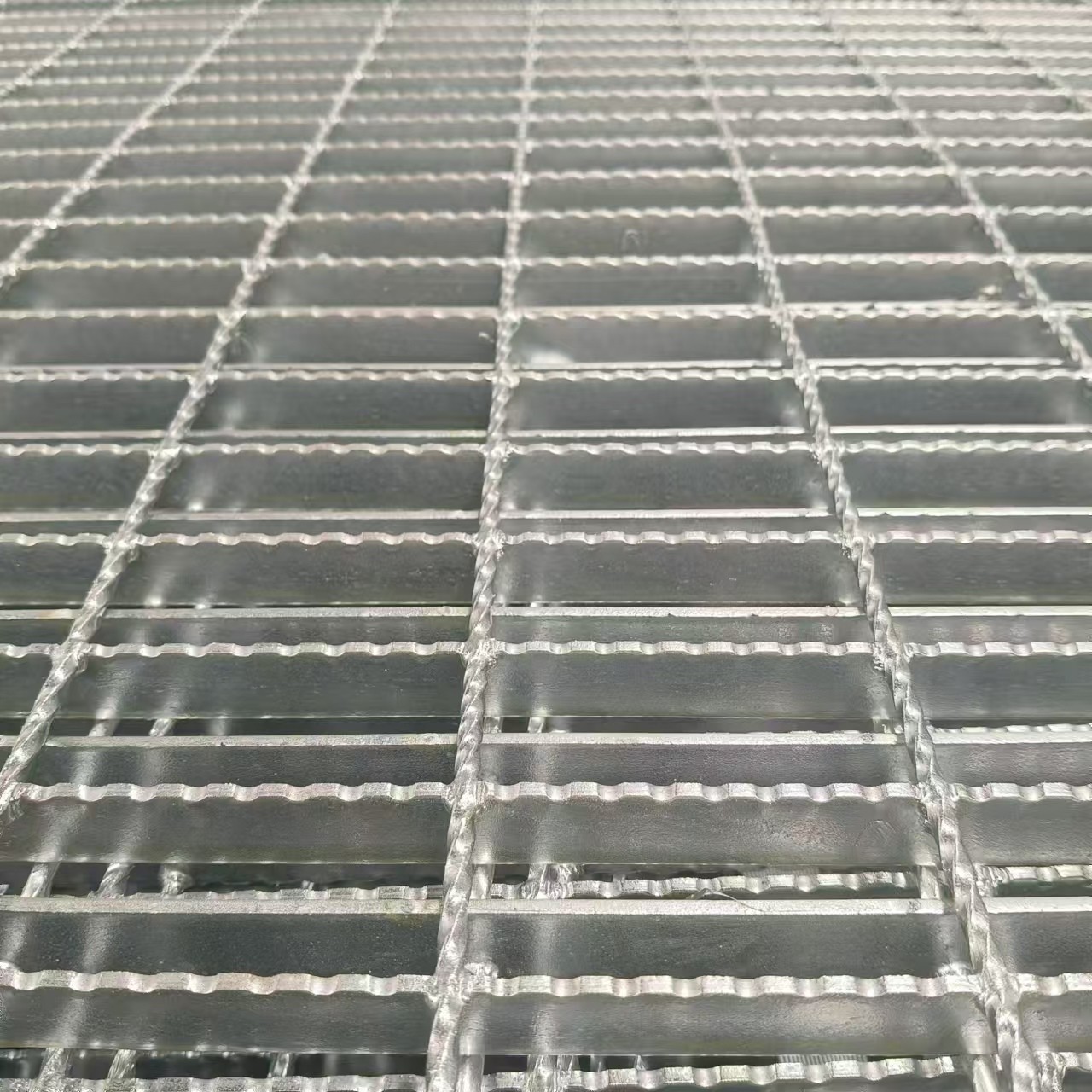 Impact-Absorbing Steel Gratings: Protect Against Falls and Accidents