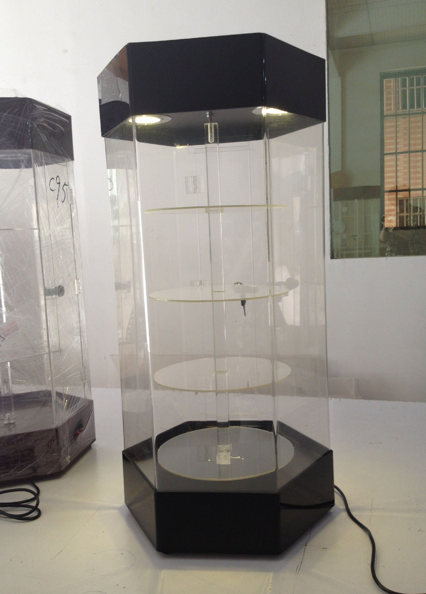 Multi Color Rotary Acrylic Retail Display Stands 4 Storey High Strength Titanium Alloy Material