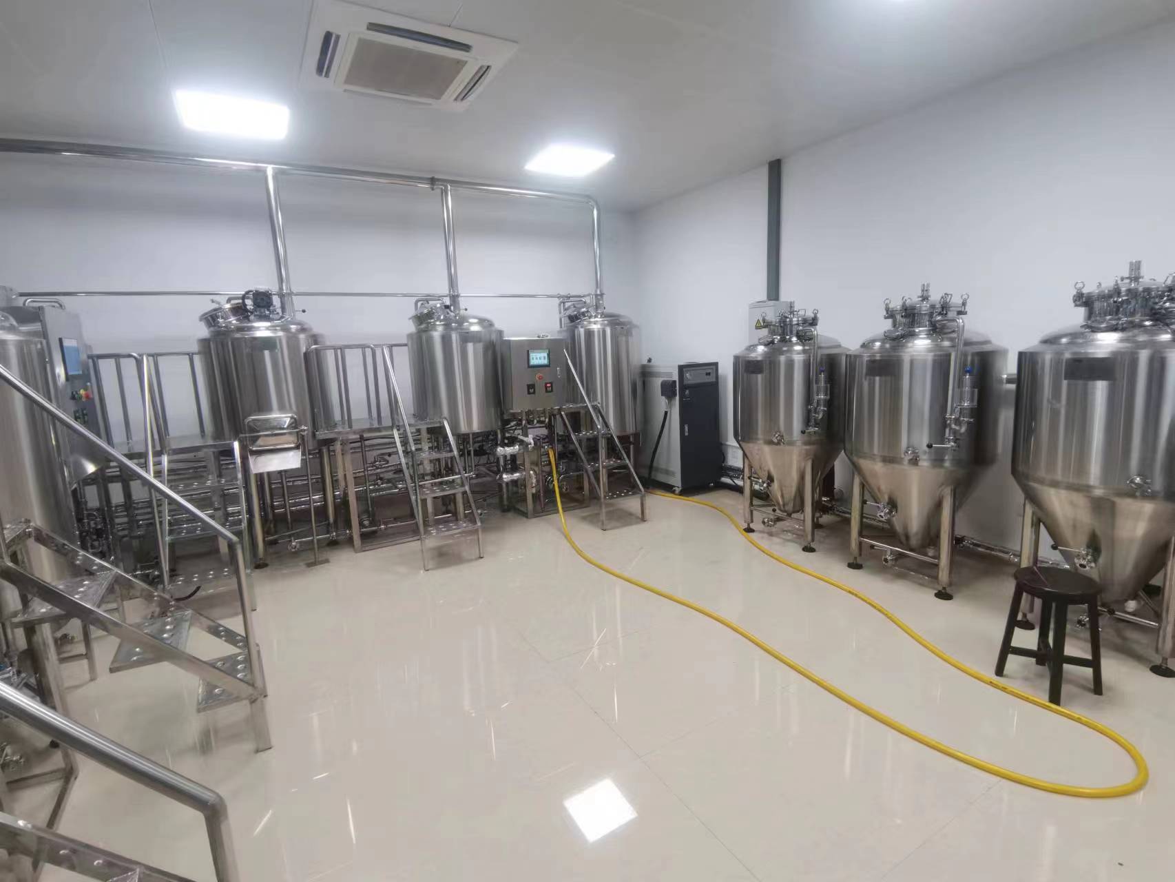 80mm Polyurethane Insulation 300L SUS 304 Conical Fermentor for Beer Fermentation