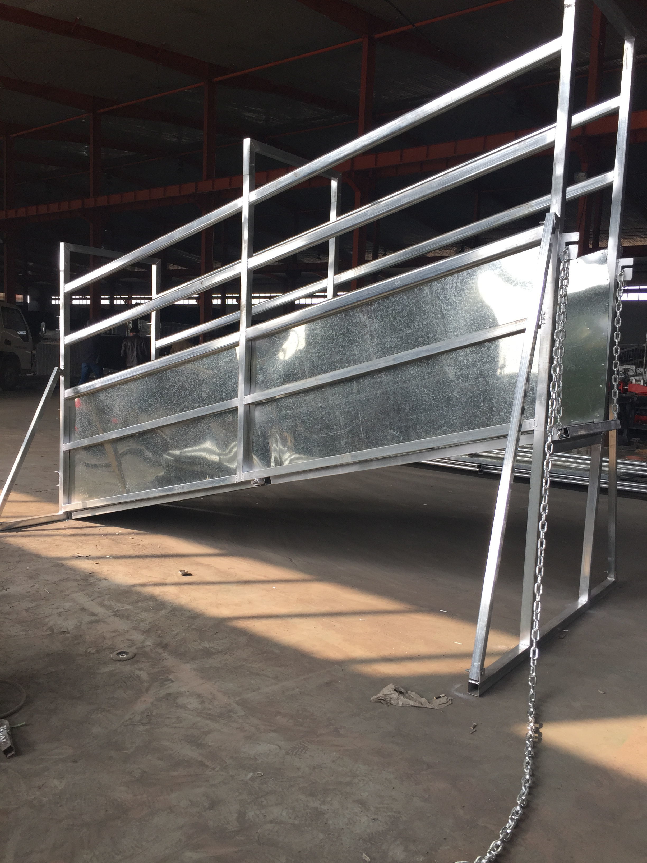 1.8m Diameter Cattle Hay Feeder , Loop Top Cattle Handling Systems