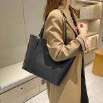 2024 Trendy Ladies' Fashion Shoulder Bags with Golden Chain and Single Handle