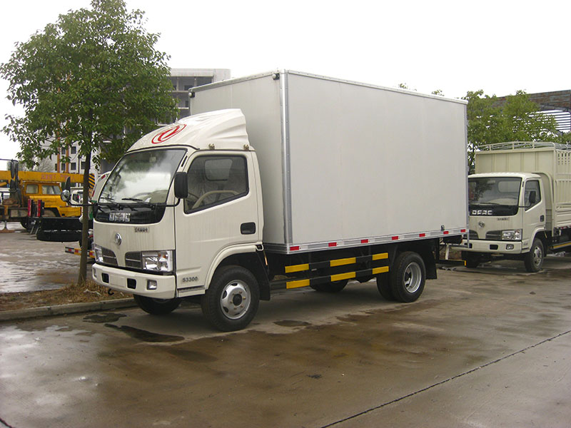 Manual Transmission 170HP 4.08m Single Row Van Light Cargo Truck With 160L Oil Tank