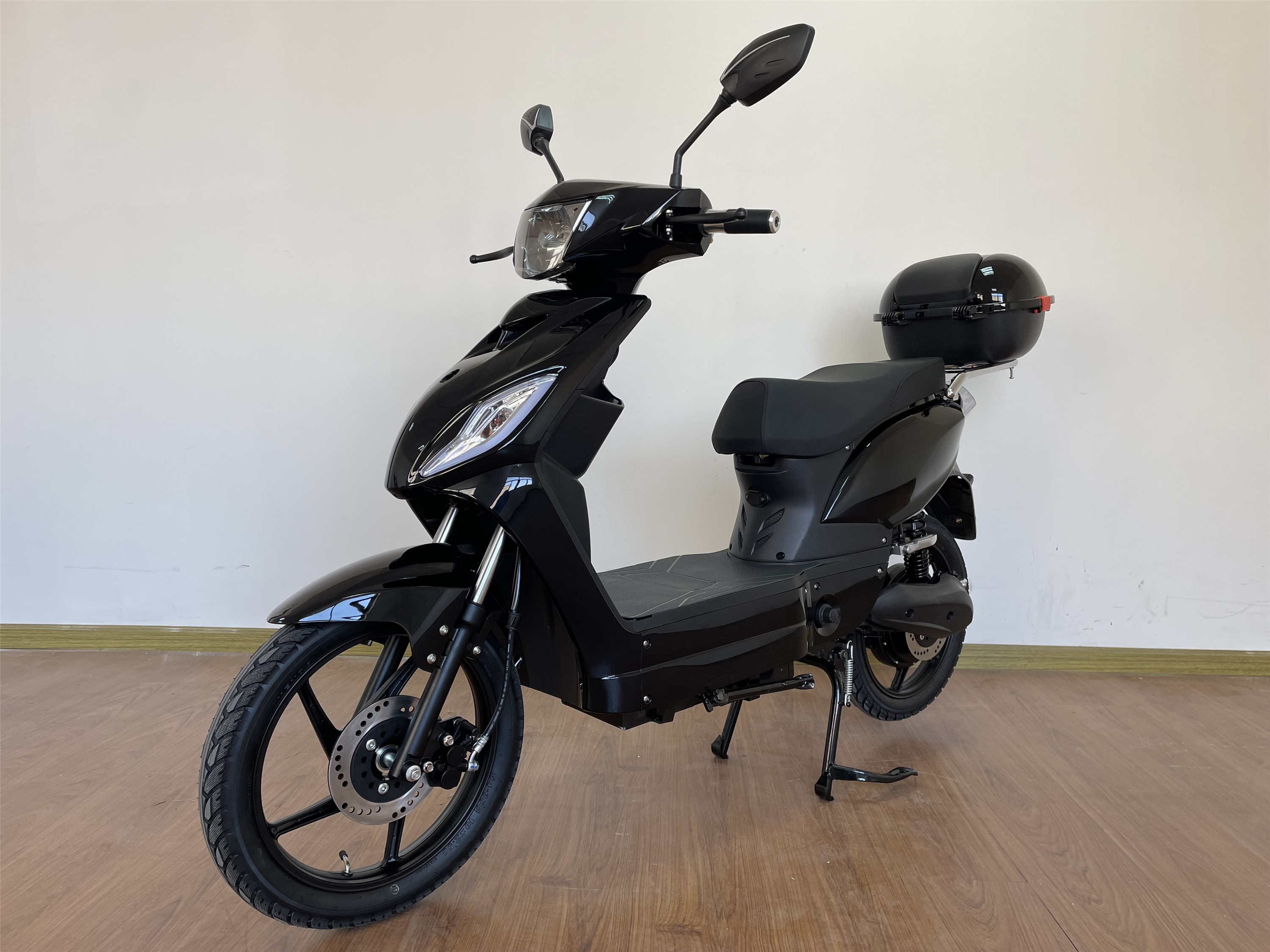 Switzerland Hot Selling 48V 500W Electric Pedal Mopeds Big Wheel 18 Inch Pedal Assist Electric Scooter With Lithium Battery