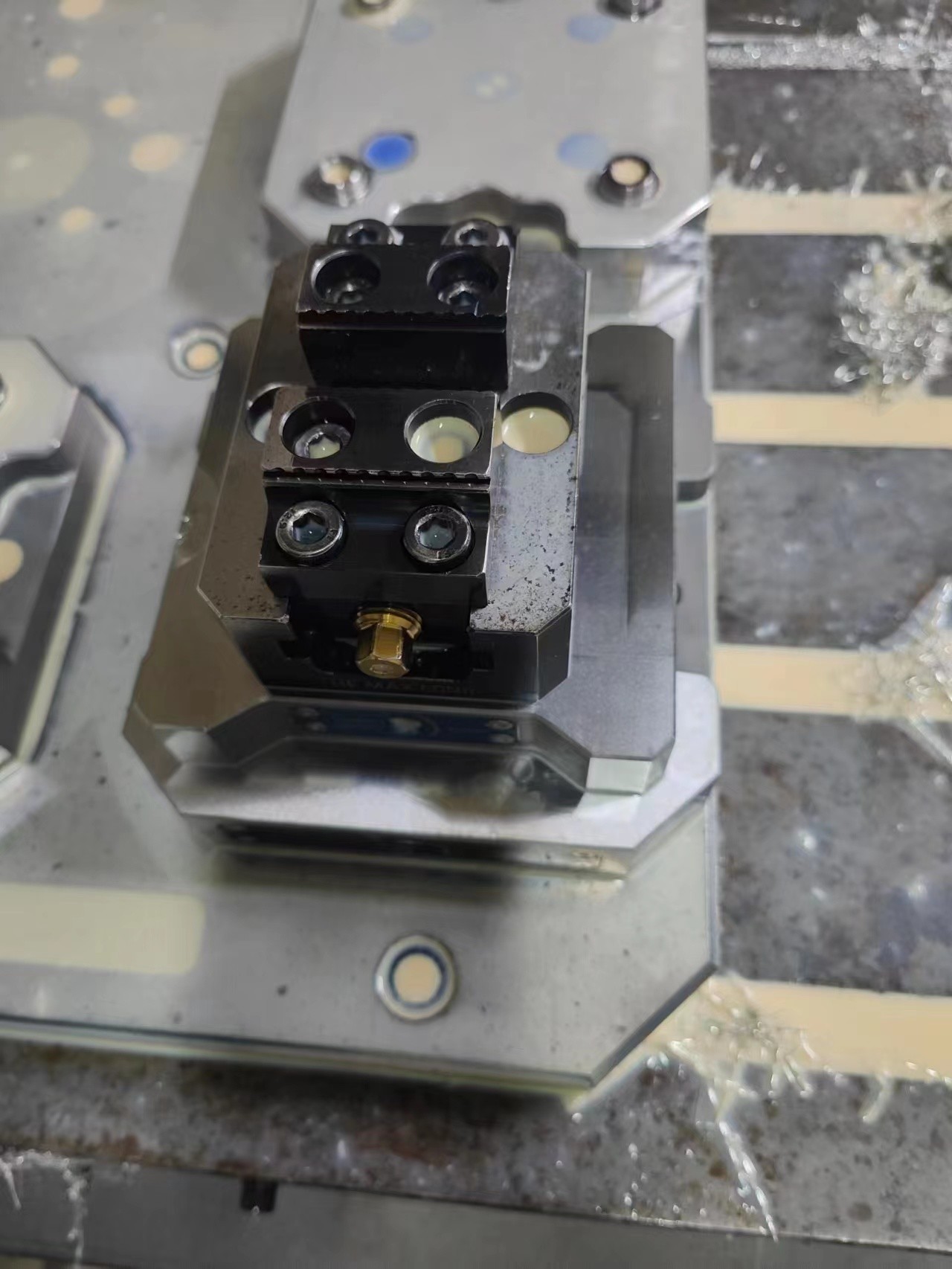 DXQ-75100 Self Centering Vise 60Nm Quick Exchange With Customized Jaws
