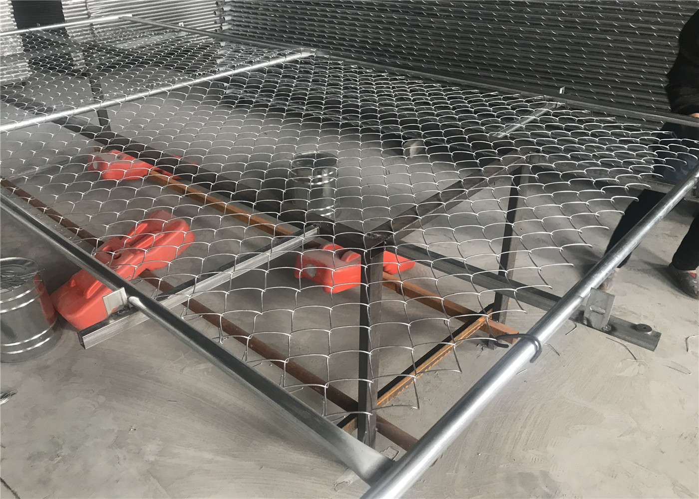 8FT X 14FT Mesh 60mm X 60mm Corss Brace Temporary Construction Security Fence Panels 2.7 mm chain wire temp fence panels
