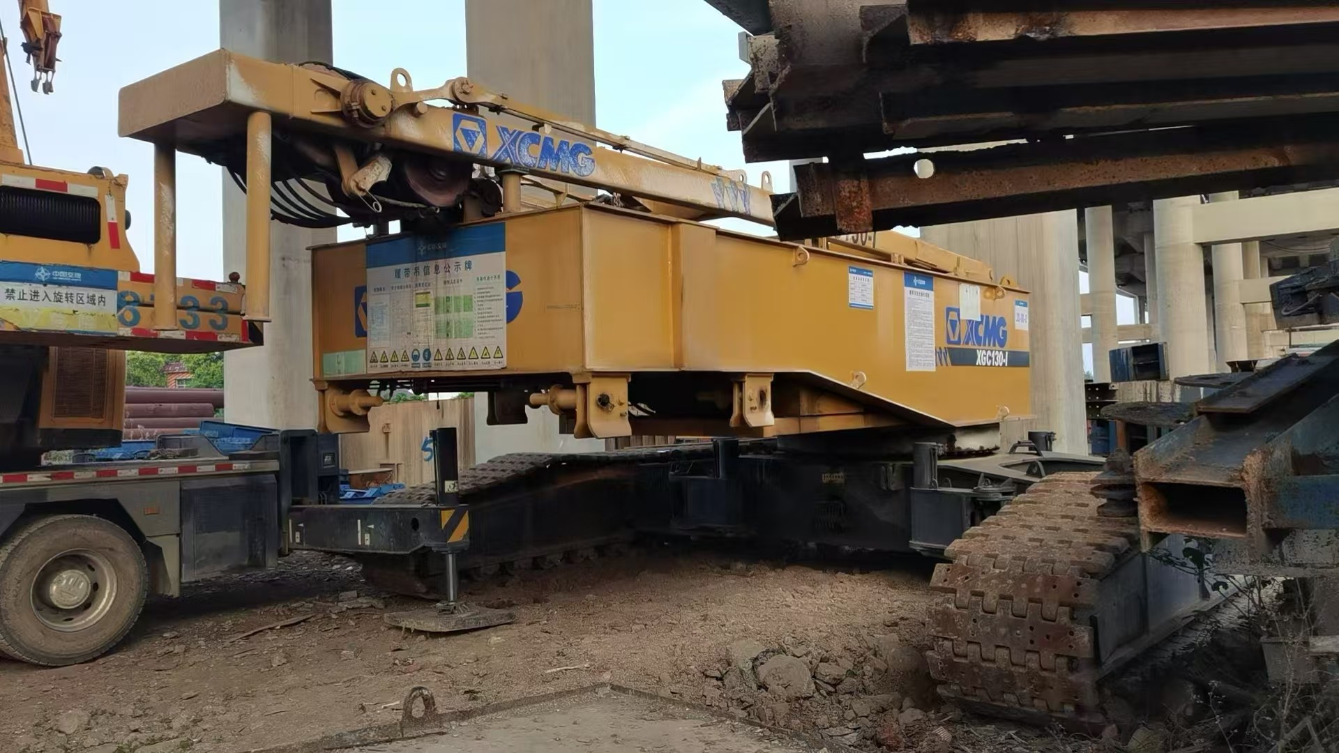 Used XGC130-1 130T Truss Arm Crawler Lifting Crane With High Power And Wide Application