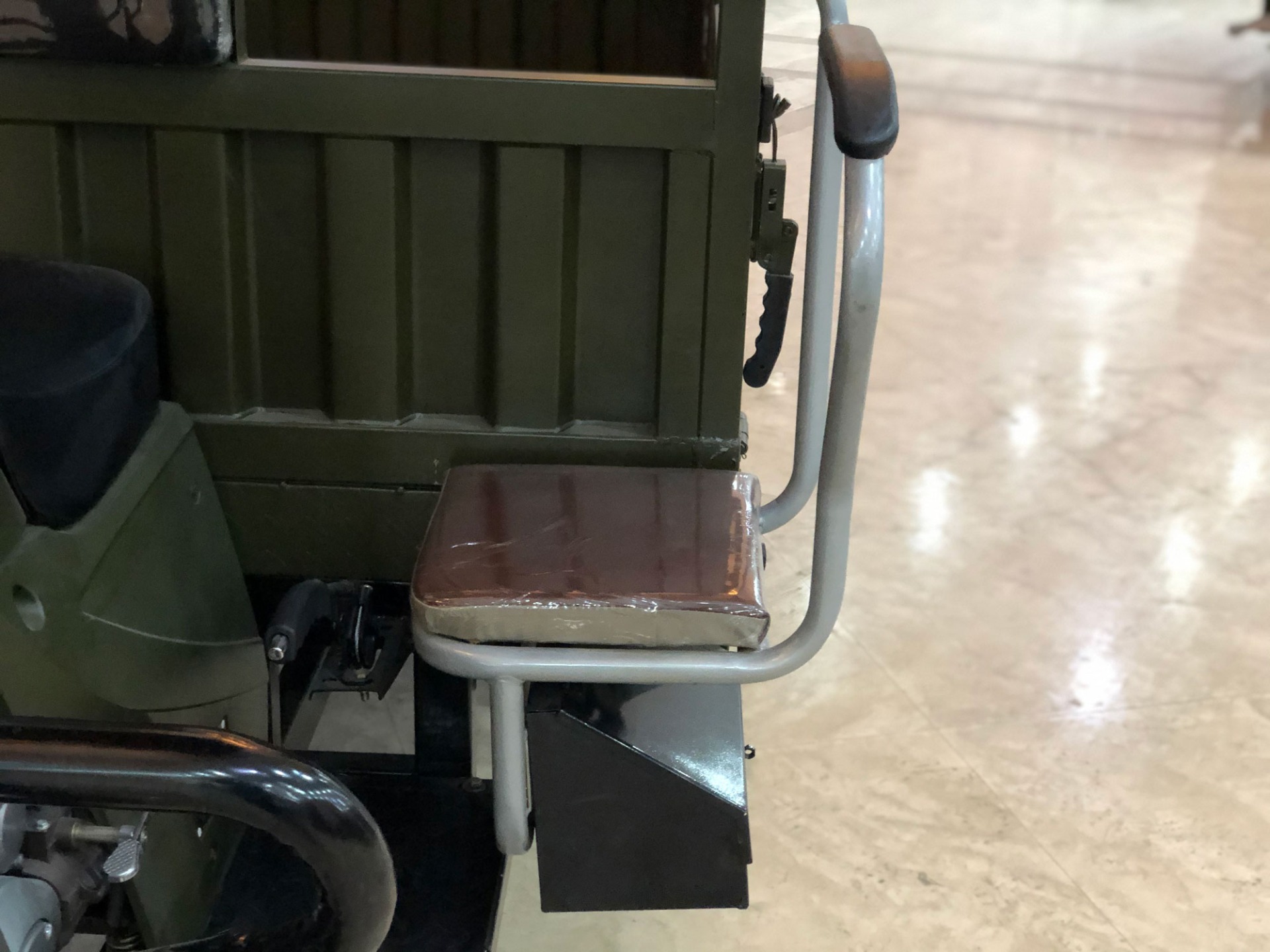Semi-floating Rear Axle 200cc 250cc 300cc Heavy Loading Truck Tricycle with Semi Cabin