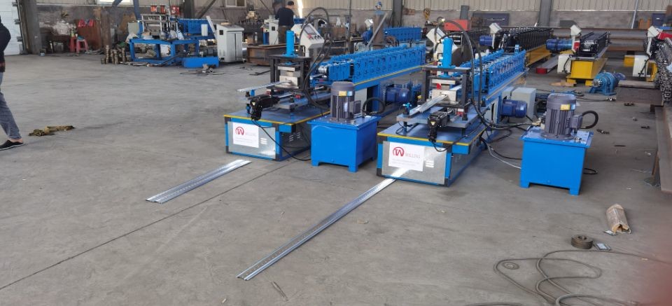 Non Stop Cutting 0.5mm Rolling Shutter Door Slats Roll Forming Machine