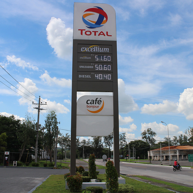 Outdoor Modern Pylon Signs Free standing Stainless Steel for 4S Store Parking Lot