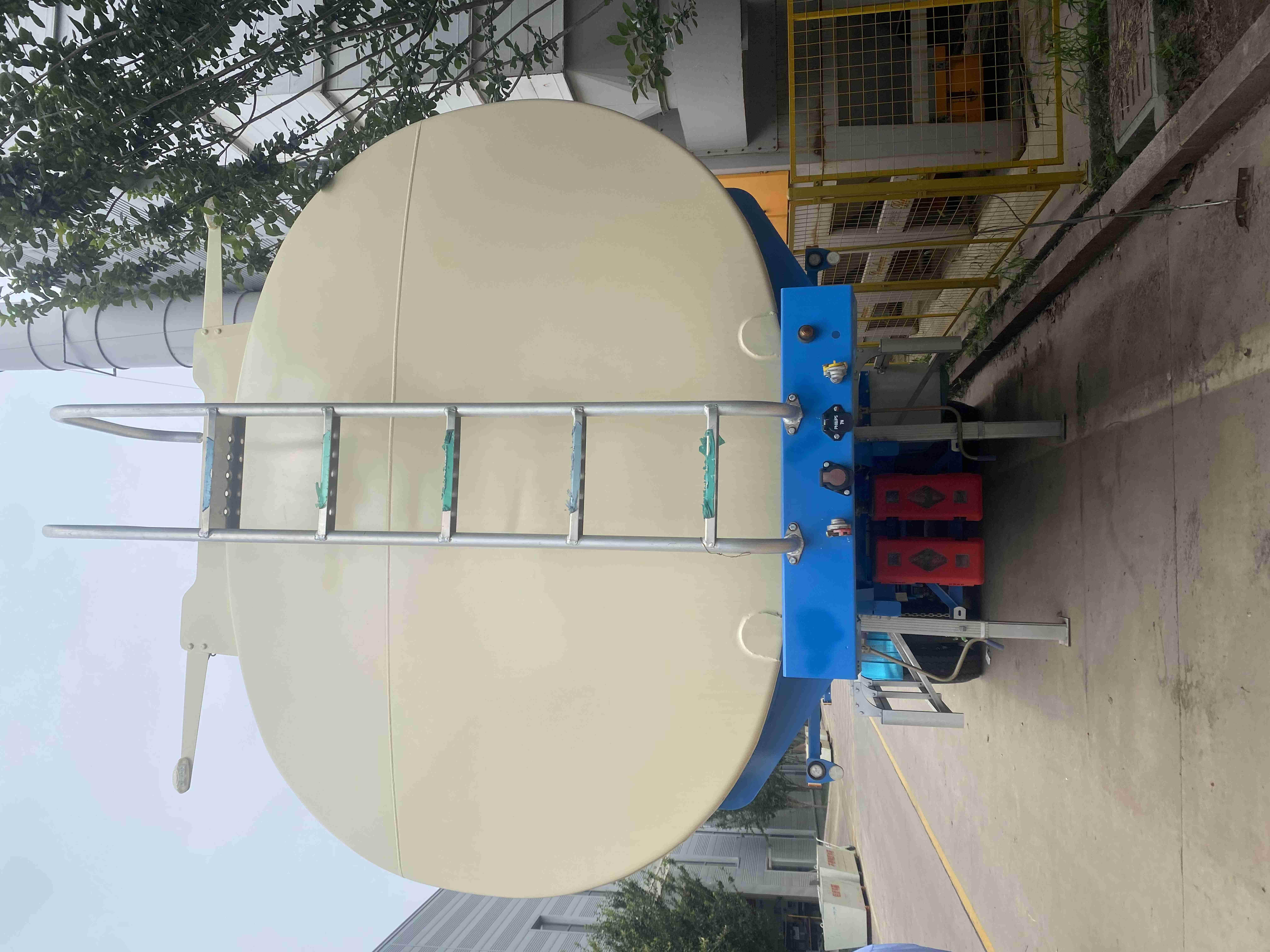 CIMC New Design 6x4 Manual Transmission Diesel Fuel Tanker Truck Steel Wheel for Oil Water Chemical Storage & Refueling