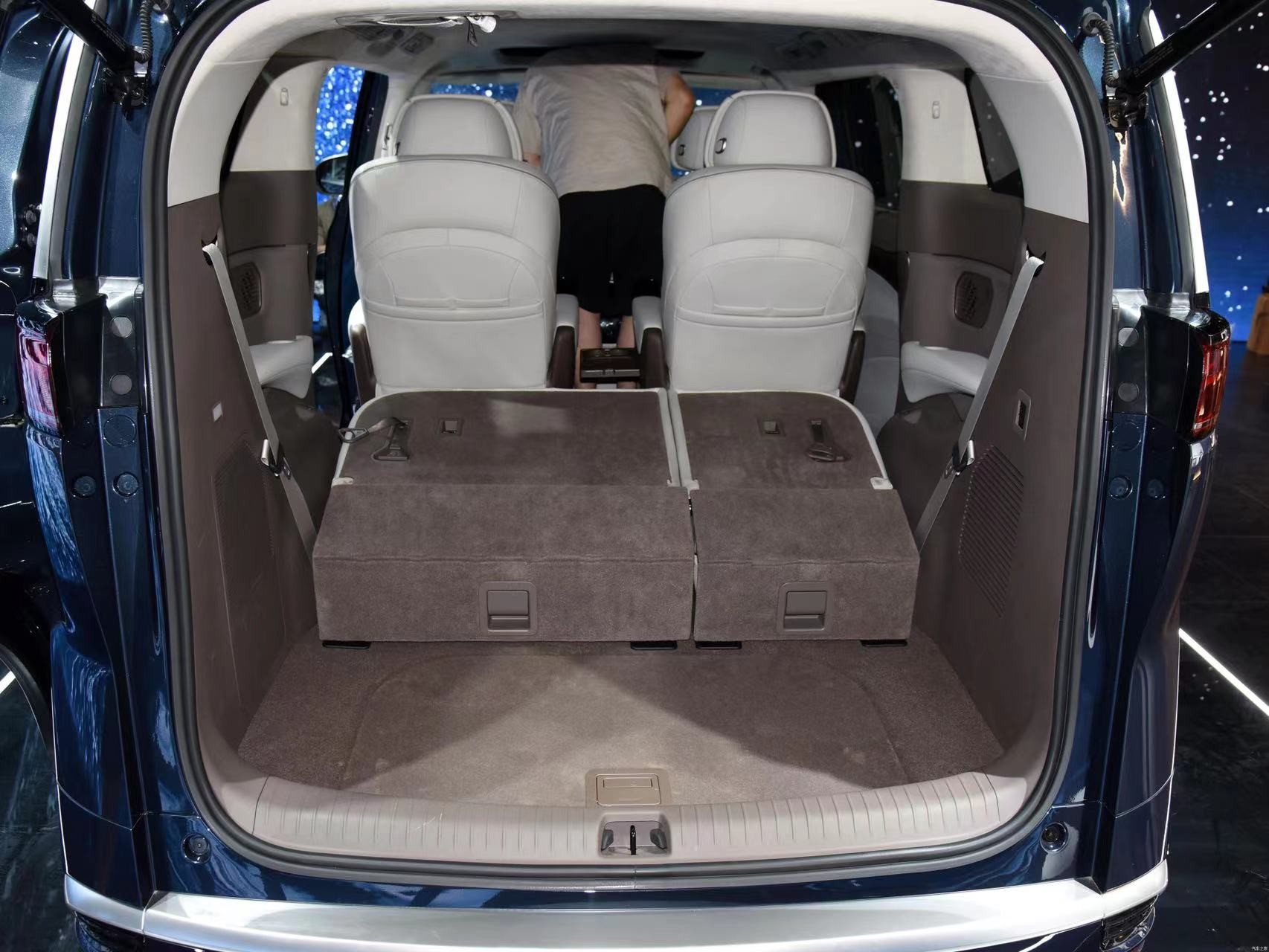 Denza D9 2022 EV 600 4WD Zunrong Version Large MPV Luxury New Car 5 Door 7 Seats