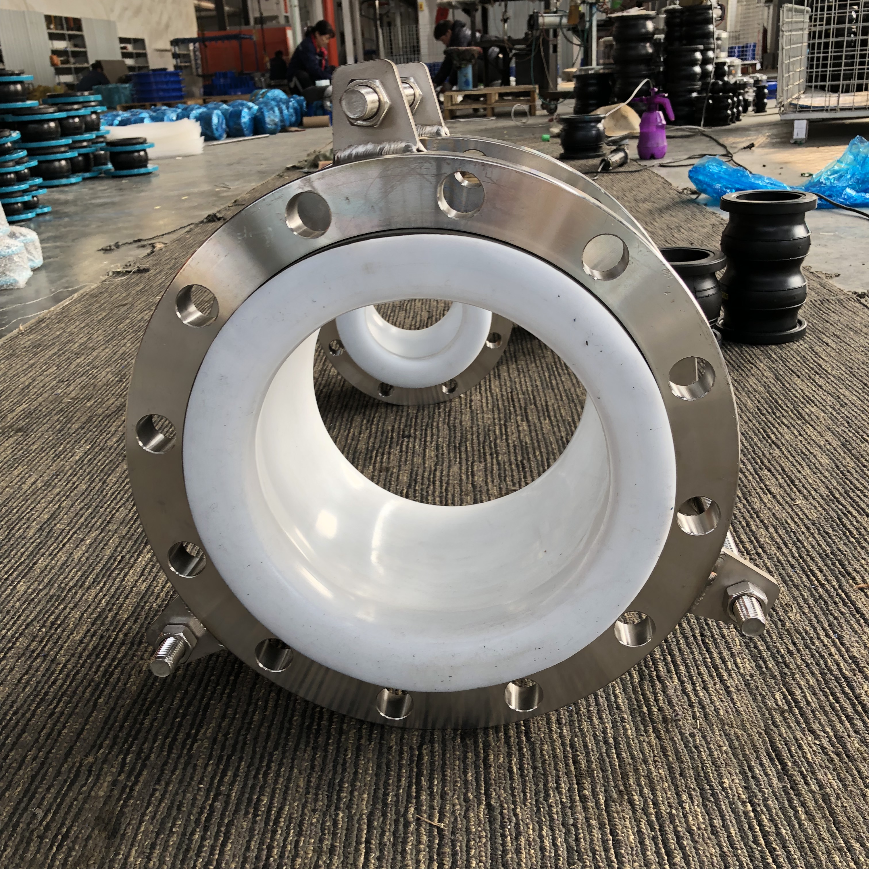 Sturdy Ss304 Flange Epdm Ptfe Lined Rubber Expansion Joint For 1.0 2.5 MPa Work Stress