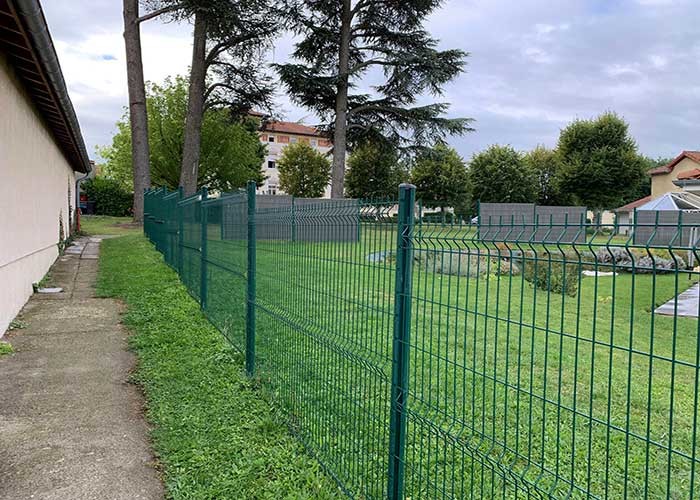Curved Welded Mesh Bend Security Fence Panel Triangle Bend Fence 3D Fence for Garden