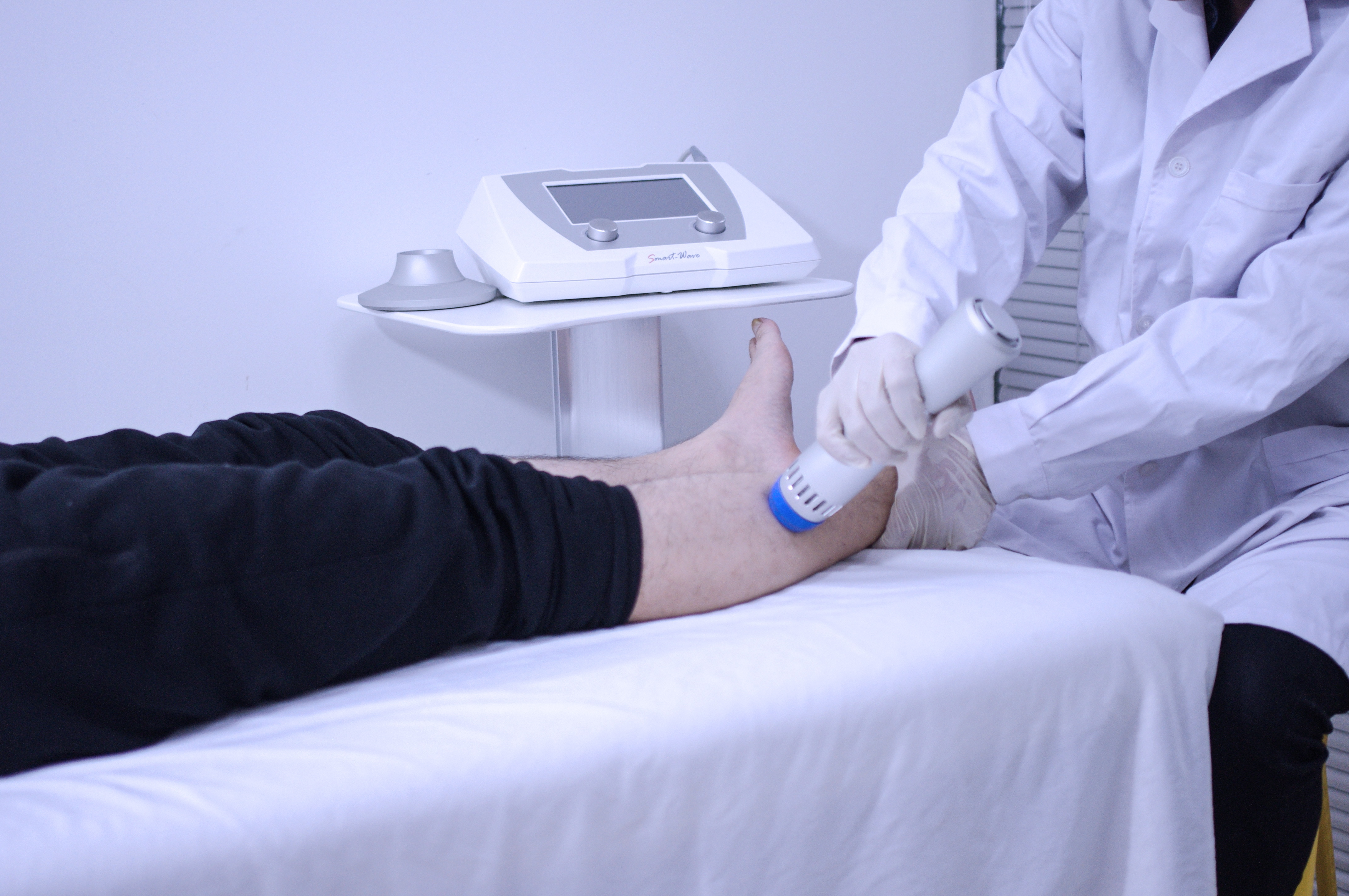 Air Cooling 22HZ Painless ESWT Shockwave Therapy Machine
