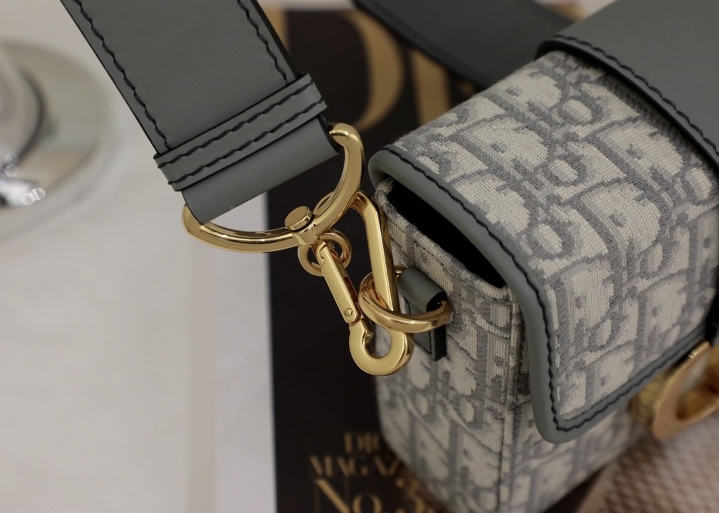 30 Montaigne's Collection One Shoulder Handbag 17.5cm Length Elegant Look