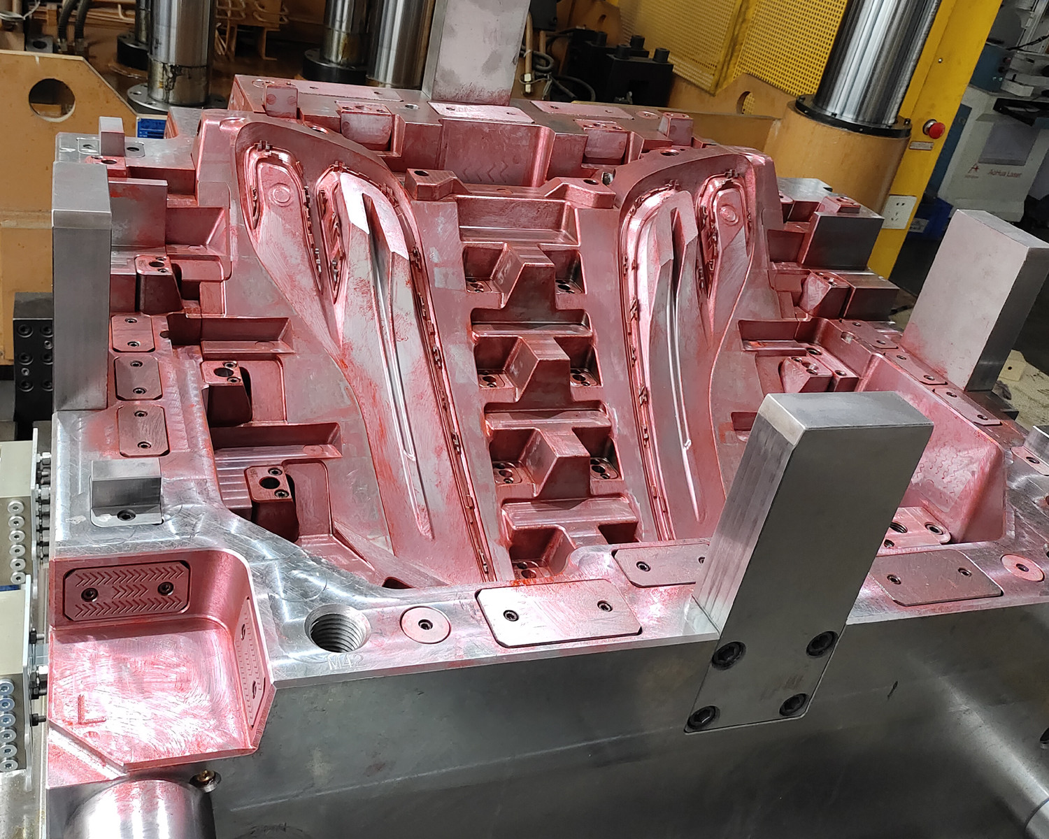 YUDO Hot Runner Auto Parts Plastic Injection Mould Functional Big Size