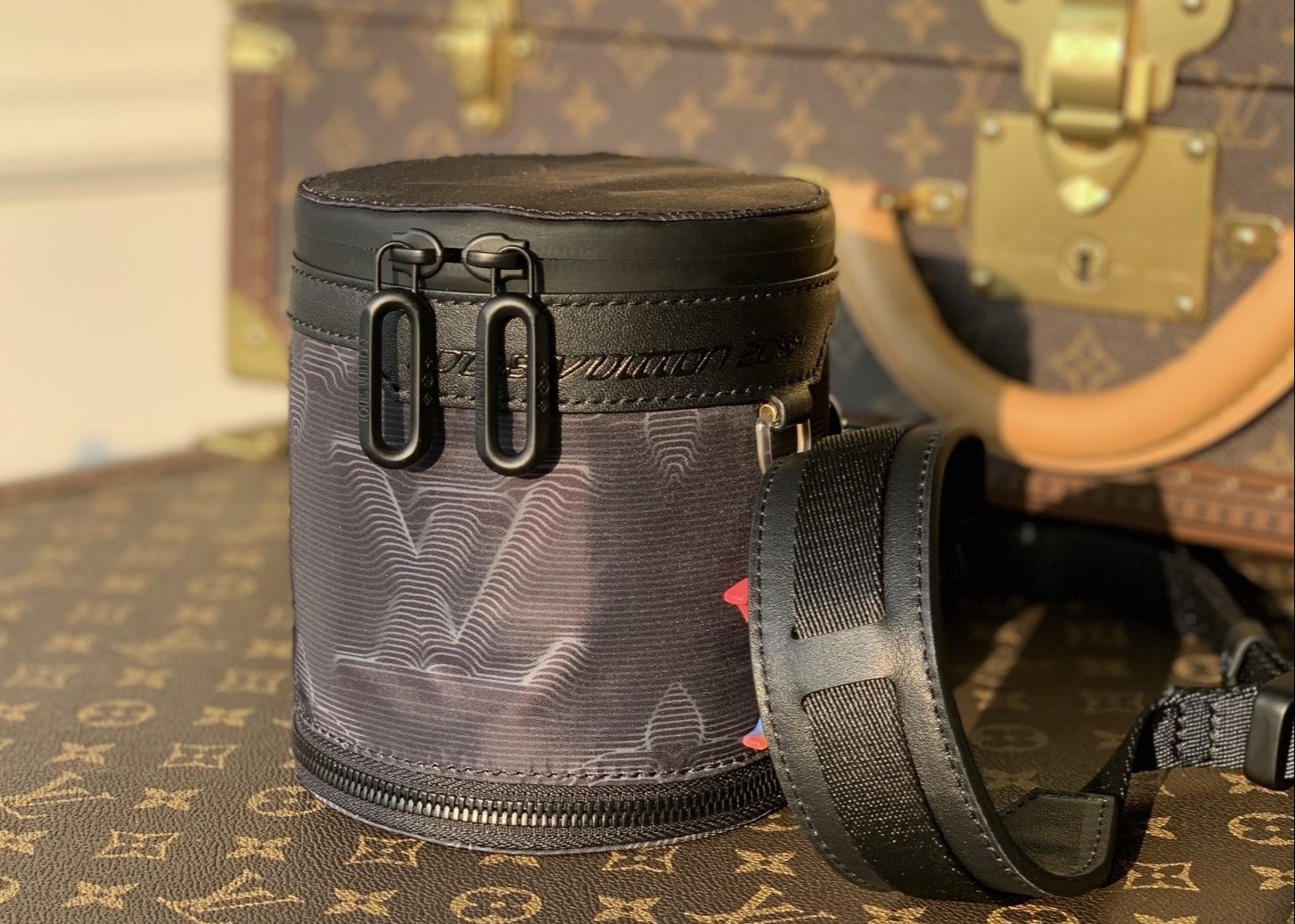 Cylinder Iridescent Expandable Crossbody Bag 3D Effect Printing