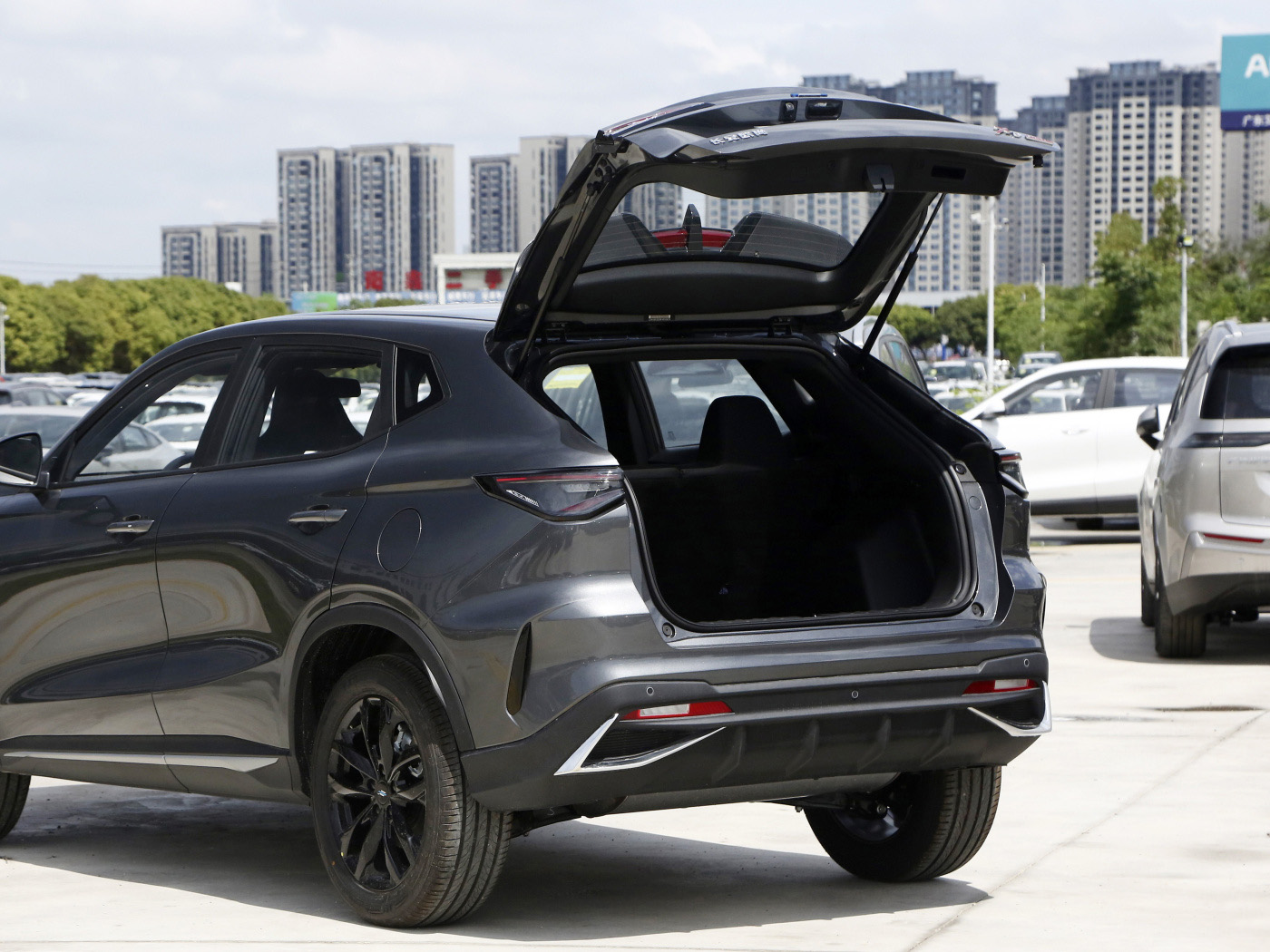 ESC Equipped Changan Oushang X5 Compact SUV Automatic Gear Box Left Steering Leather Seats FWD Drive with R18 Tire Size