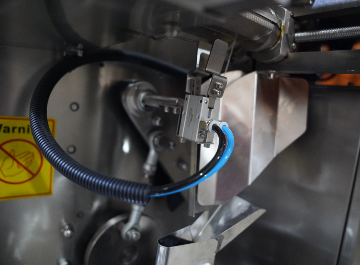 Small Granule Tea Bag Filling And Sealing Machine With Automatic Measuring Cups