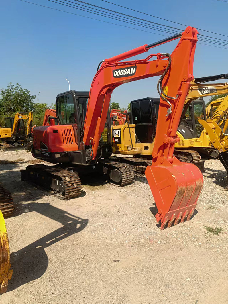 Used Doosan DX60 Excavators Heavy 6 Tons Bucket 0.21 M³ Machine Hydraulic Low For Digger