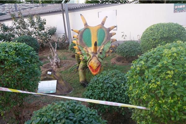 Outdoor Natureal Life Size Dinosaur Statue , Dinosaur Lawn Sculpture For Square
