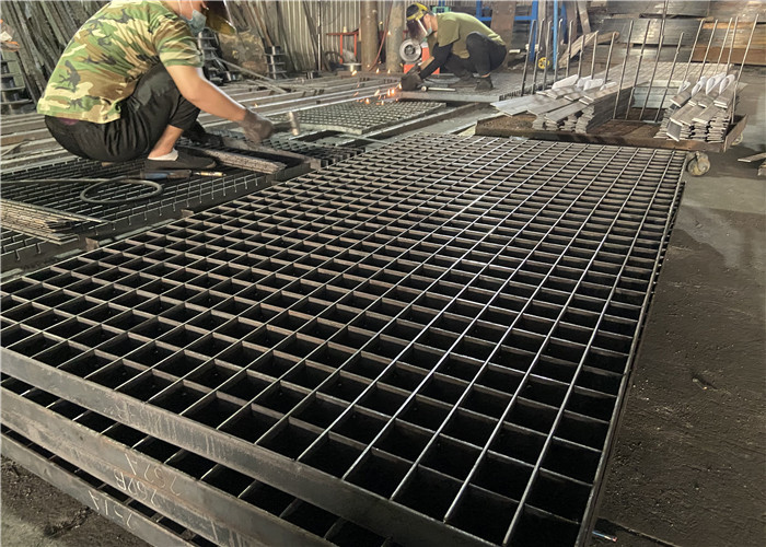 Q235 Low Carbon Steel Walkway Grating Serrated Type For Stair Tread 25*5mm