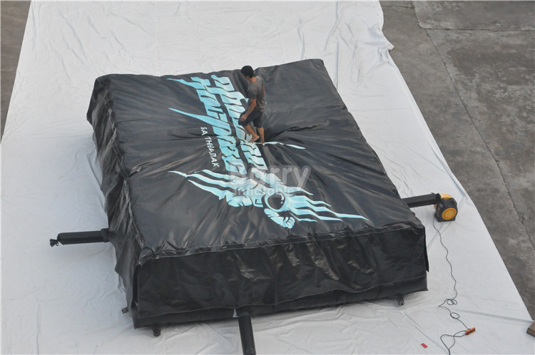 Black Inflatable Jump Air Bag For Skiing , Inflatable Jumping Pad Size 5.1x6.1x1.4M