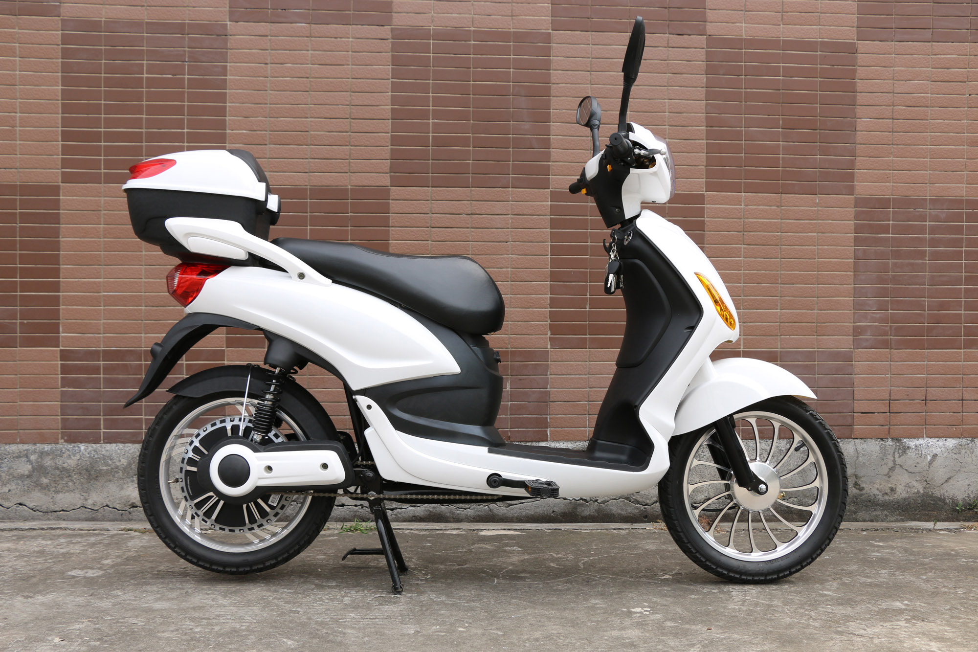 Italy Best Seller 48V 500W Electric Scooter Pedal Assist 60km Range per Charge 18 Inch Tire 48V 20ah Bluetooth Sensor Disk