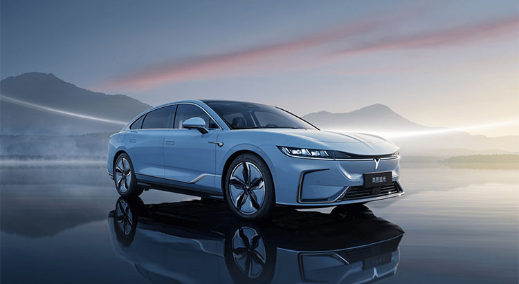 Voyah Zhuiguang Chasing Electric EV Car with 5088*1970*1515mm Size and Official 0-100km/h Acceleration of 4.2s