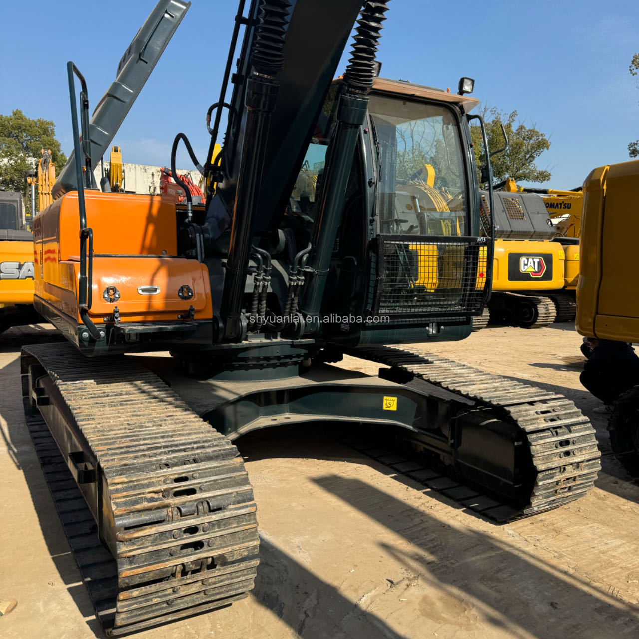 Selling 90% of new and second-hand Hyundai 220 excavators, old excavators, and old hook machines at a low price