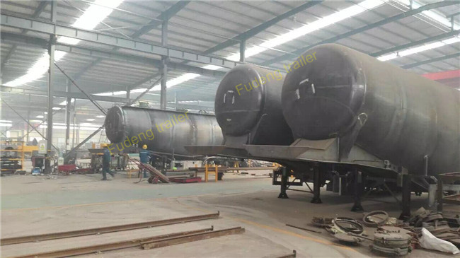 V / W Shape 80 Ton Bulk Cement Semi Trailer For Carrying Cement , Powder , Silos