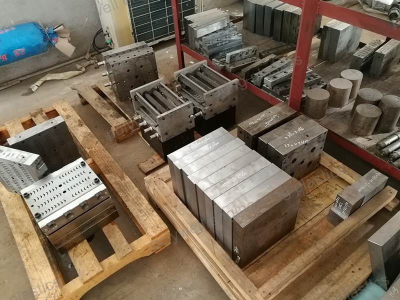 Plastic Moulded Components Injection Molding Tool Used To Produce Thermal Insulation Strip