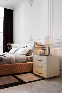 Wholesale Kingsize Elegant Simple Style Bedroom Leather and Velvet Bed from china suppliers