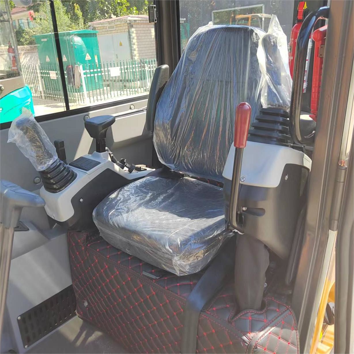 Spacious Cabin 4 Ton Mini Digger Excavator Swing Boom Optional Attachments