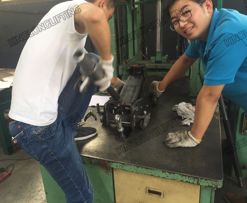 Easy Positioning Car Jack , Hydraulic Lifting Jack 360°Swivel Saddle Pad