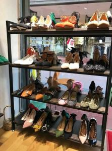Wholesale Black Modular Shoe Store Display Shelves Stable Structure For Shoe Specialty Stores from china suppliers