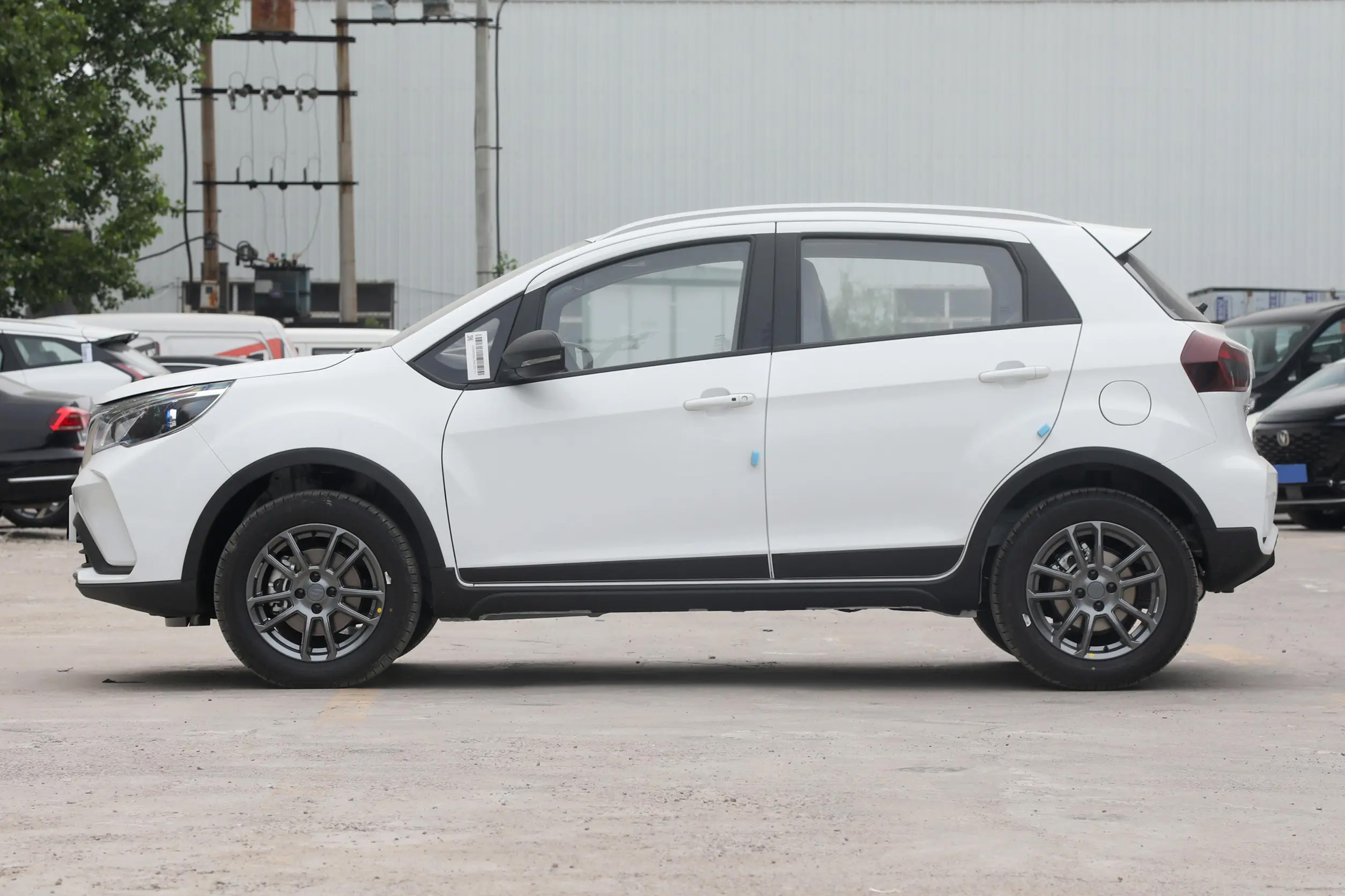 Electric Steering Geely Auto Livan X3 Pro 1.5L CVT Small SUV FWD Gaspetrol with Rear Camera R16 Tire Size Leather Seats