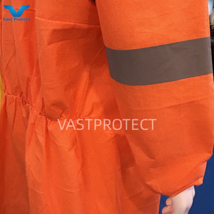CE Certified Medical Nonwoven Type 5 6 Disposable Coverall Suit with Reflective Tape