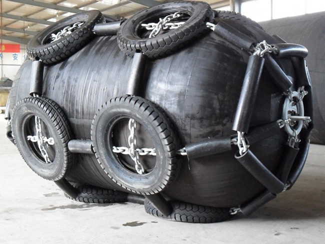 Marine Vessel Ship 50kPa Pneumatic Rubber Fender With Tires And Chains Protect Dock Ship